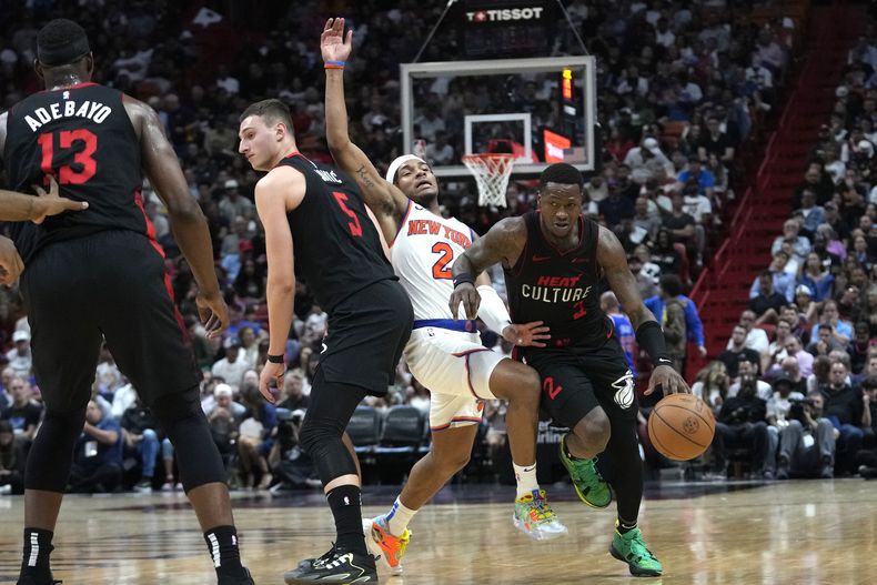 El armador del Heat de Miami Terry Rozier (derecha) conduce el balón ante la defensa del base de los Knicks de Nueva York Miles McBride (2) durante la 2da mitad del juego de baloncesto de la NBA, el martes 2 de abril de 2024, en Miami. (AP Foto/Lynne Sladky)
