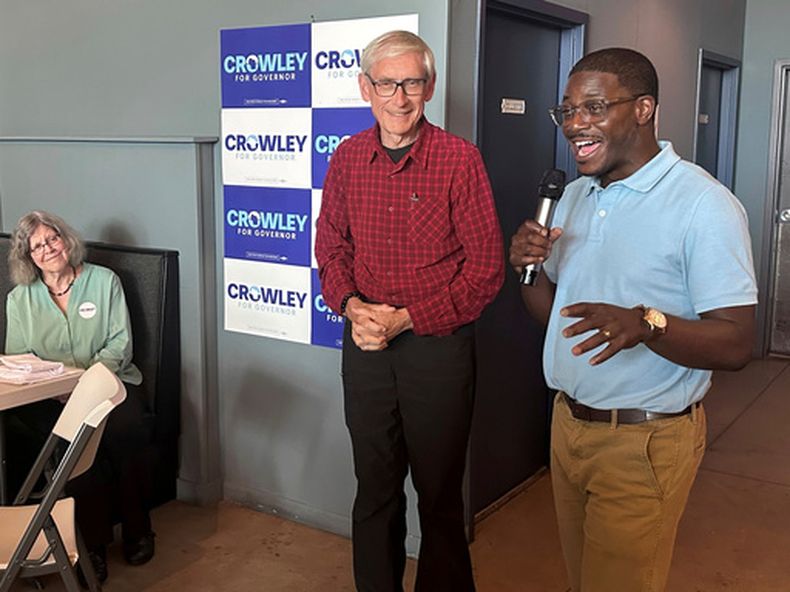 El gobernador de Wisconsin Tony Evers, en el centro, hace campaña con el candidato demócrata a gobernador, David Crowley, a la derecha, el lunes 10 de agosto de 2026, en Madison, Wisconsin. (AP Foto/Scott Bauer)