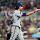 Jacob Degrom, de los Rangers de Texas, reacciona durante la segunda entrada del juego de béisbol de Grandes Ligas contra los Mellizos de Minnesota, el viernes 25 de septiembre de 2026, en Minneapolis. (AP Foto/Ellen Schmidt)