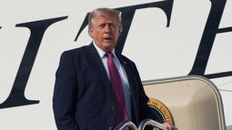 El presidente Donald Trump aborda el Air Force One el viernes 3 de julio de 2026 en la Base Conjunta Andrews, Maryland, para un viaje al Monte Rushmore. (Foto AP/Alex Brandon)