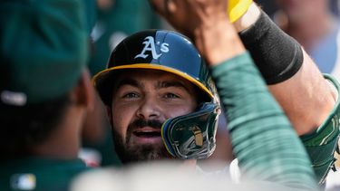 Shea Langeliers, de los Atléticos, celebra con sus compañeros tras conectar un jonrón solitario durante la primera entrada de un partido de béisbol contra los Medias Blancas de Chicago en Chicago, el domingo 12 de julio de 2026. (Foto AP/Nam Y. Huh)