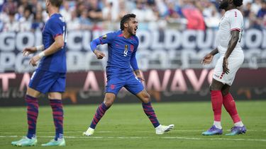 Jesús Ferreira, centro, de Estados Unidos, reacciona después de fallar un tiro en contra de Trinidad y Tobago durante la primera mitad del juego de fútbol de la Copa Oro de CONCACAF, el domingo 2 de julio de 2023, en Charlotte, Carolina del Norte. (AP Foto/Chris Carlson)