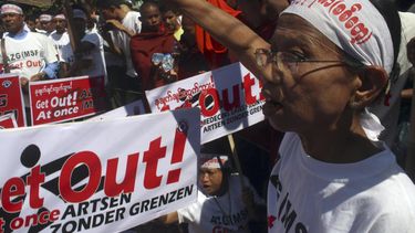 americateve | IManifestantes y monjes budistas sostienen carteles y gritan lemas durante una protesta contra M&eacute;dicos Sin Fronteras en Sittwe, estado de Rakhine, en el oeste de Mianmar, el 23 de febrero de 2014. El gobierno revirti&oacute; su decisi&oacute;n de e