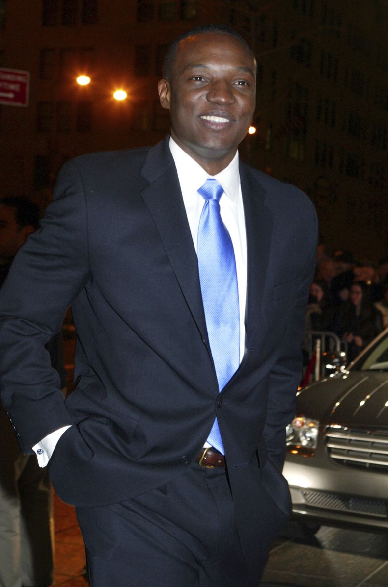 ARCHIVO - Kwame Jackson llega a la fiesta tras The Apprentice el 15 de abril de 2004 en Nueva York. Jackson, de 29 años originario de Nueva York y graduado de la escuela de negocios de Harvard fue superado por el finalista Bill Rancic, por lo que Trump describió como el empleo soñado y su salario de 250.000 dólares. Versiones sobre si Trump tuvo un trato degradante con los concursantes negros de su reality han surgirod en 2024. (Foto AP/Diane Bondareff, archivo)