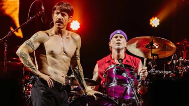 red hot chili peppers vende su catalogo de canciones por una millonada