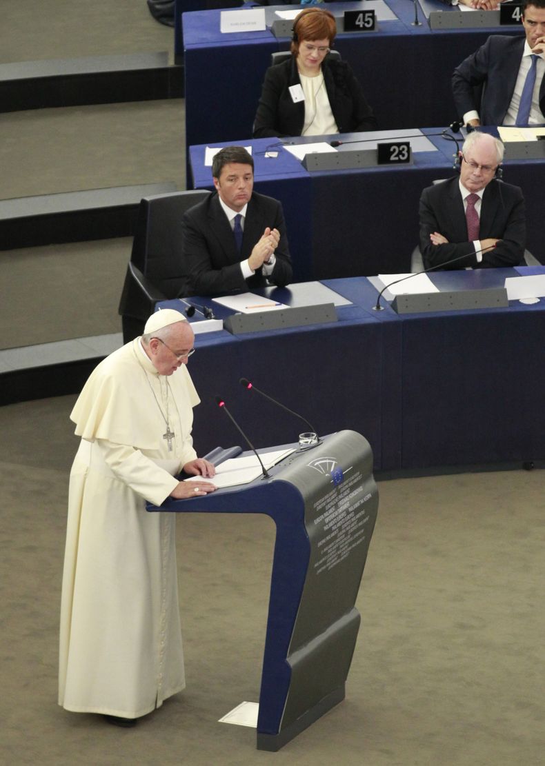 El papa Francisco durante un discurso en el Parlamento europeo en Estrasburgo, en Francia, el 25 de noviembre de 2014. (Foto AP/Remy de la Mauviniere, Pool)