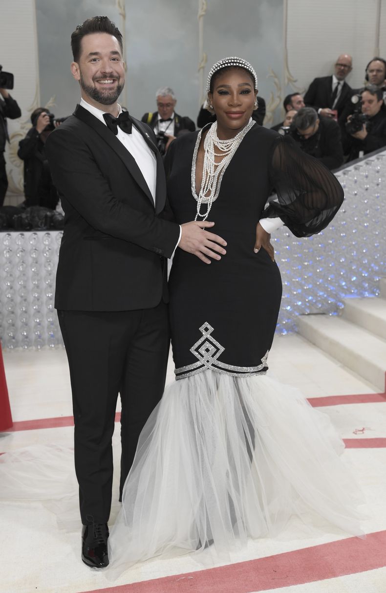 Alexis Ohanian, izquierda, y Serena Williams llegan a la gala del Instituto del Vestido del Museo Metropolitano de Arte para celebrar la inauguración de la exposición Karl Lagerfeld: A Line of Beauty el lunes 1 de mayo de 2023 en Nueva York. (Foto Evan Agostini/Invision/AP)