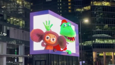 video: instalan la primera publicidad led en 3d en moscu con famosos personajes de los munequitos rusos