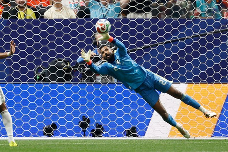 El portero de Arabia Saudí, Mohammed Alowais, ataja un disparo durante el partido por el Grupo H del Mundial ante España, el domingo 21 de junio de 2026, en Atlanta. (AP Foto/Erik S.Lesser)