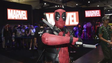 Jesus Rodriguez disfrazado de Deadpool posa en la Comic-Con International el jueves 25 de julio de 2024, en San Diego. (Foto de Richard Shotwell/Invision/AP)