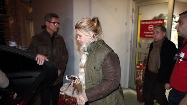 americateve | La esposa de Michael Schumacher, Corinna, deja el hospital de Grenoble en los Alpes franceses el jueves 2 de enero del 2014, donde el siete veces campe&oacute;n de F&oacute;rmula Uno recibe tratamiento despu&eacute;s de haber sufrido una lesi&oacute;n en
