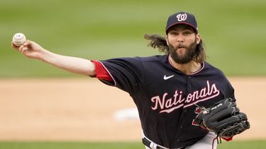 El abridor de los Nacionales de Washington Trevor Williams lanza en la primera entrada del encuentro ante los Cardenales de San Luis el miércoles 21 de junio del 2023. (AP Foto/Andrew Harnik)