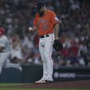 El abridor mexicano de los Astros de Houston José Urquidy patea la tierra tras el jonrón solitario de J.T. Realmuto de los Filis de Filadelfia en la segunda entrada el domingo 30 de abril del 2023. (AP Foto/Kevin M. Cox)