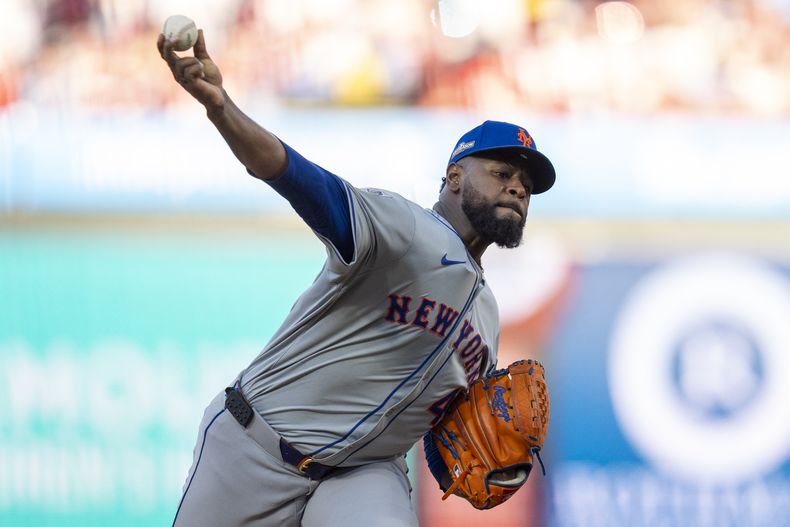 ARCHIVO - Luis Severino lanza para los Mets de Nueva York contra los Filis de Filadelfia en la serie divisional de la Liga Nacional, el 6 de octubre de 2024, en Filadelfia. (AP Foto/Chris Szagola)