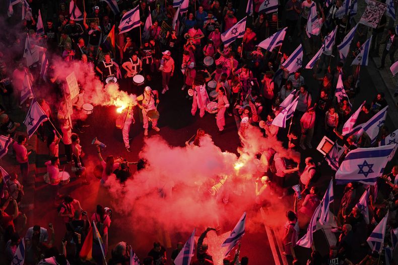 Manifestantes israelíes protestan contra los polémicos planes de su gobierno de línea dura para reformar el poder judicial, en Tel Aviv, Israel, el sábado 20 de mayo de 2023. (AP Foto/Tsafrir Abayov)