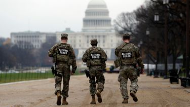 Efectivos de la Guardia Nacional en Washington el 26 de noviembre del 2025. (AP Foto/Rahmat Gul)