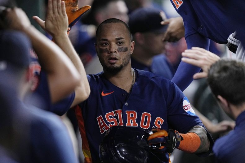El puertorriqueño de los Astros de Houston Martin Maldonado es felicitado por sus compañeros en el dugout tras pegar un jonrón en la octava entrada ante los Marineros de Seattle el sábado 8 de julio del 2023. (AP Foto/Kevin M. Cox)