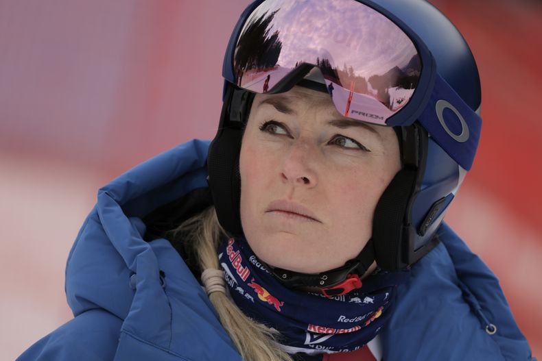 ARCHIVO - Foto del 24 de enero del 2025, la estadounidense Lindsey Vonn observa un entrenamiento del esquí alpino durante la Copa del Mundo de mujeres en Garmisch-Partenkirchen, Alemania. (AP Foto/Giovanni Maria Pizzato, Archivo)