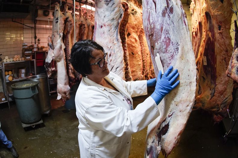 ARCHIVO - Stacey Richard revisa carne en un refrigerador de las instalaciones de la empacadora de carnes Wrights, el jueves 16 de junio de 2022, en Fombell, Pensilvania. (AP Foto/Keith Srakocic, archivo)