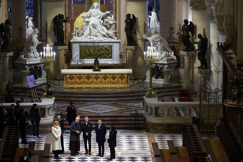 El presidente francés Emmanuel Macron, segundo a la derecha, y su esposa Brigitte Macron visitan los interiores restaurados de la Catedral de Notre-Dame de París, el viernes 29 de noviembre de 2024 en París. (Sarah Meyssonnier/Pool via AP)