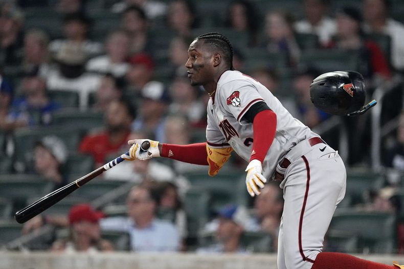 El dominicano Geraldo Perdomo da la ventaja a los Diamondbacks de Arizona con un doble de dos carreras en el juego del martes 18 de julio de 2023, ante los Bravos de Atlanta (AP Foto/John Bazemore)