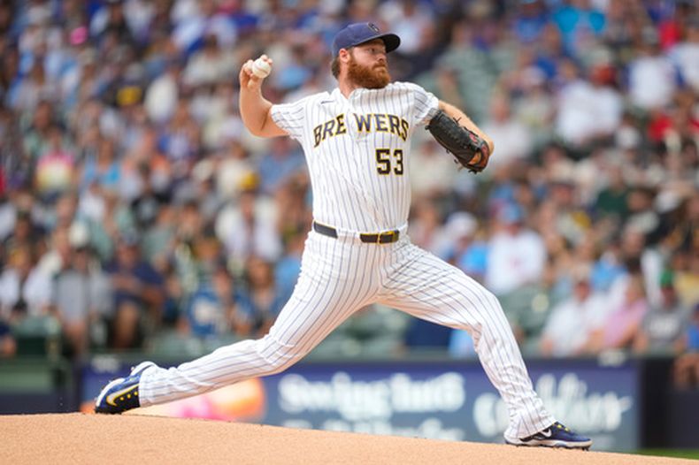 ARCHIVO: El lanzador de los Cerveceros de Milwaukee, Brandon Woodruff, realiza un lanzamiento durante la primera entrada de un partido de béisbol contra los Cachorros de Chicago, el 28 de junio de 2026, en Milwaukee. (Foto AP/Kayla Wolf, Archivo)