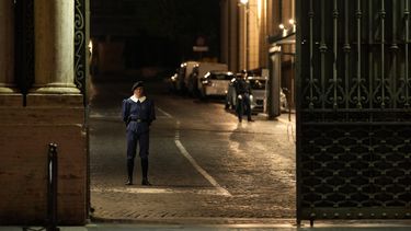 Un guardia suizo vigila la puerta de Santa Ana, en el Vaticano, el jueves 18 de mayo de 2023. (AP Foto/Andrew Medichini)