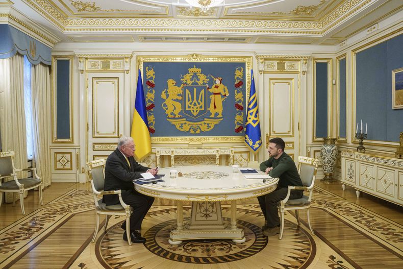 El enviado especial de Estados Unidos para Ucrania y Rusia, Keith Kellogg, izquierda, y el presidente ucraniano Volodymyr Zelenskyy sostienen una reunión, el 20 de febrero de 2025, en Kiev, Ucrania. (AP Foto/Evgeniy Maloletka)