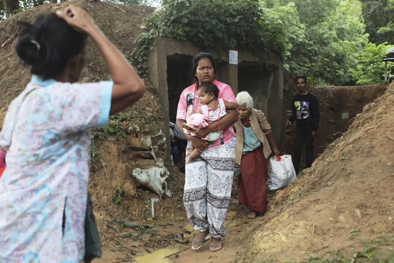 Tailandeses que huyeron de los enfrentamientos entre soldados de Tailandia y Camboya se refugian en la provincia de Surin, en el noreste de Tailandia, el 24 de julio de 2025. (AP Foto/Sunny Chittawil)