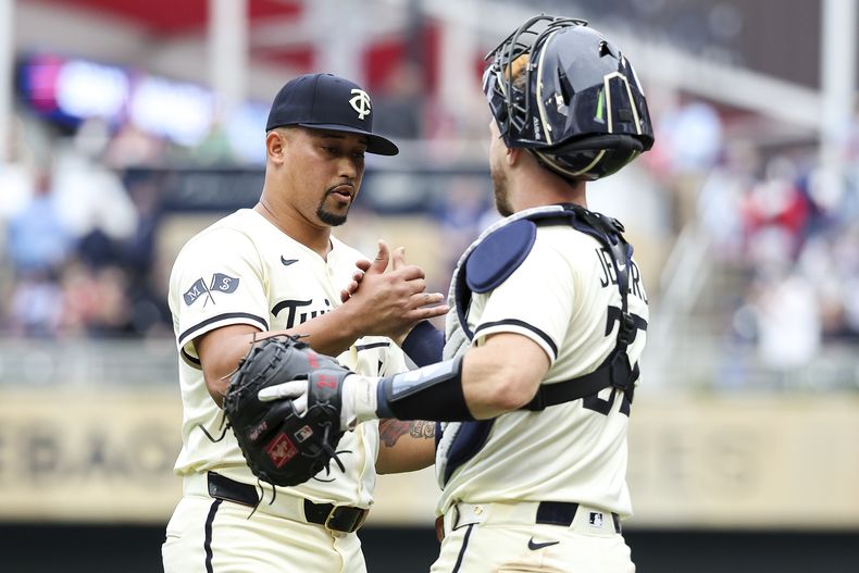 El pitcher de los Mellizos de Minnesota Jhoan Duran celebra con el catcher Ryan Jeffers la victoria ante los Tigres de Detroit el domingo 13 de abril del 2025. (AP Foto/Matt Krohn)