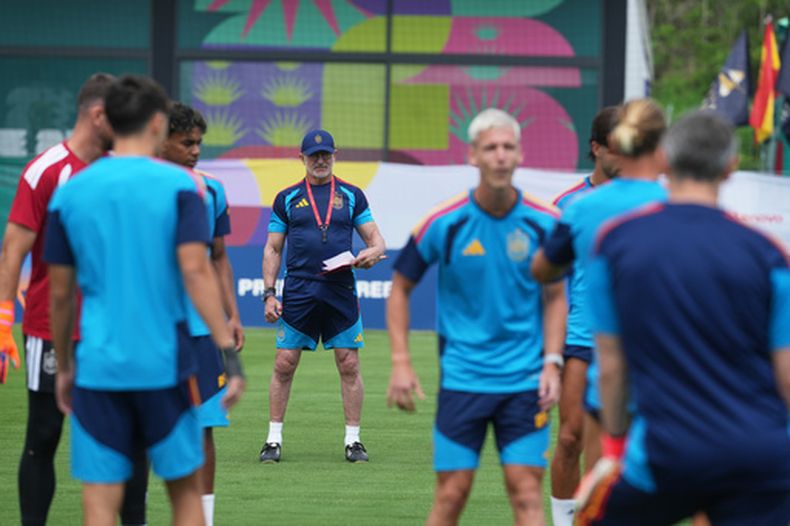 Luis de la Fuente, seleccionador de España, dirige un entrenamiento en Guadalajara, México, el jueves 25 de junio de 2026 (AP Foto/Refugio Ruiz)
