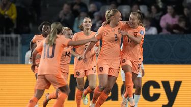 La holandesa Stefanie Van der Gragt, segunda por a derecha, celebra con sus compañeras tras anotar en la primera mitad del Grupo E del Mundial de la FIFA entre Holanda y Portugal en Dunedin, Nueva Zelanda, el domingo 23 de julio de 2023. (AP Foto/Alessandra Tarantino)