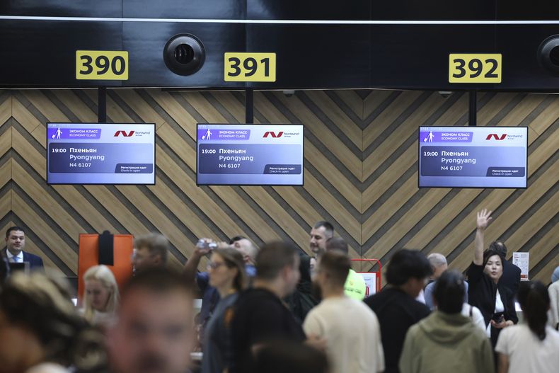 Pasajeros se registran para el primer vuelo entre Moscú y Pyongyang en el Aeropuerto Internacional Sheremetyevo de Moscú, el 27 de julio del 2025. (AP foto)