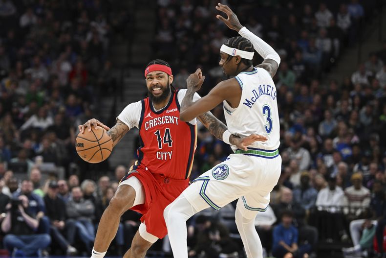 Brandon Ingram, de los Pelicans de Nueva Orleáns, elude a Jaden McDaniels, de los Timberwolves de Minnesota, en el encuentro del miércoles 3 de enero de 2024 (AP Foto/Craig Lassig)