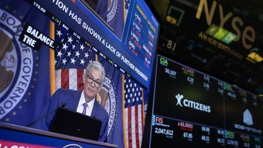 Una conferencia de prensa del presidente de la Reserva Federal, Jerome Powell, aparece en un monitor del piso de la Bolsa de Valores de Nueva York, el 1 de mayo de 2024. (AP Foto/Seth Wenig, Archivo)