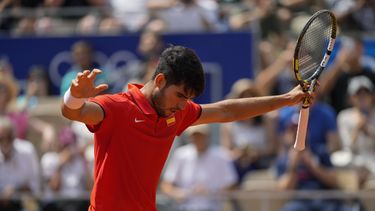 El español Carlos Alcaraz celebra tras derrotar al canadiense Felix Auger-Aliassime en las semifinales del torneo de tenis de los Juegos Olímpicos de París, el viernes 2 de agosto de 2024. (AP Foto/Andy Wong)