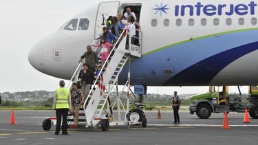 aerolinea mexicana en problemas por repatriacion de cubanos