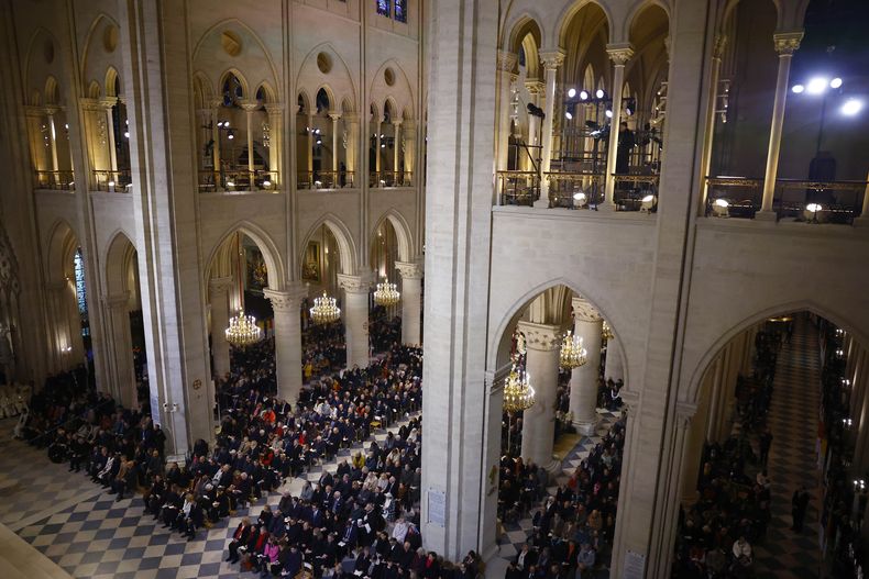 Invitados asisten a una misa inaugural con la consagración del altar mayor en la catedral de Notre Dame de París, cinco años y medio después de que un incendio asolara la obra maestra gótica, dentro de los actos de reapertura del templo tras su restauración en París, Francia, el domingo 8 de diciembre de 2024. (Sarah Meyssonnier/Pool Foto via AP)