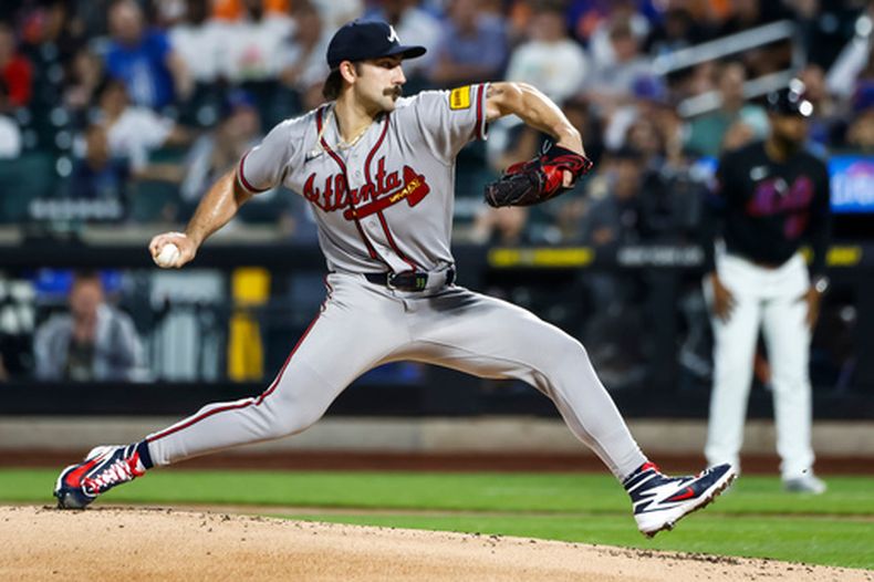 El pitcher de los Bravos de Atlanta Spencer Strider lanza en la primera entrada del encuentro ante los Mets de Nueva York el viernes 12 de junio del 2026. (AP Foto/Eduardo Munoz Alvarez)