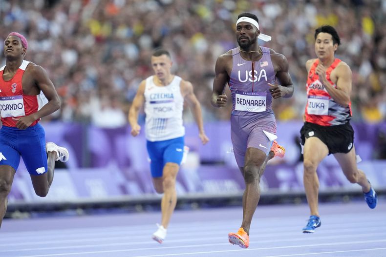 El dominicano Alexander Ogando (extremo izquierdo) compite en las eliminatorias de los 200 metros del atletismo de los Juegos Olímpicos de París, el lunes 5 de agosto de 2024. (AP Foto/Ashley Landis)