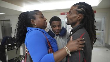 Valerie Laveus saluda a su hermano Reginald Malherbe Daniel y a su sobrino Tristan-Ryan Malherbe Daniel a la llegada de ellos por primera vez a Estados Unidos desde Haití, en el Aeropuerto Internacional Fort Lauderdale-Hollywood el miércoles 9 de agosto de 2023, en Fort Lauderdale, Florida. (AP Foto/Jim Rassol)