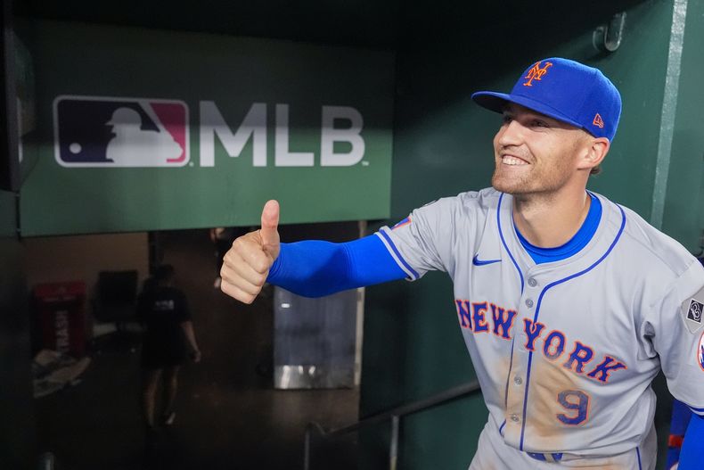 Brandon Nimmo, de los Mets de Nueva York, posa para una foto luego del duelo ante los Nacionales de Washington, el martes 2 de julio de 2024 (AP Foto/Alex Brandon)