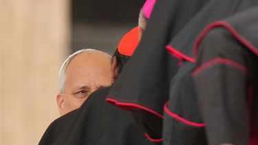 El papa León XIV es recibido por cardenales y obispos al final de su audiencia general en la Plaza de San Pedro, en el Vaticano, el miércoles 7 de octubre de 2026. (Foto AP/Andrew Medichini)