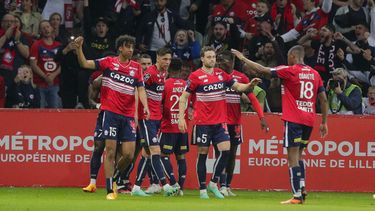 Jonathan Bamba, de Lille, festeja con sus compañeros tras anotar ante Marsella en un partido de la liga francesa, el sábado 20 de mayo de 2023 (AP Foto/Michel Spingler)