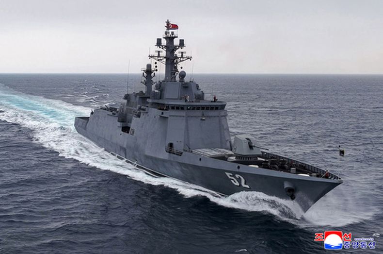 Esta foto facilitada por el gobierno norcoreano muestra su destructor Kang Kon durante las pruebas de mar en un lugar no revelado de Corea del Norte, el jueves 4 de junio de 2026. A los periodistas independientes no se les permitió cubrir el evento que se muestra en esta imagen. El contenido de esta imagen es tal como se proporcionó y no puede verificarse de forma independiente. La marca de agua en coreano que aparece en la imagen dice ACNC, abreviatura de Agencia Central de Noticias de Corea. (Agencia Central de Noticias de Corea/Servicio de Noticias de Corea vía AP)