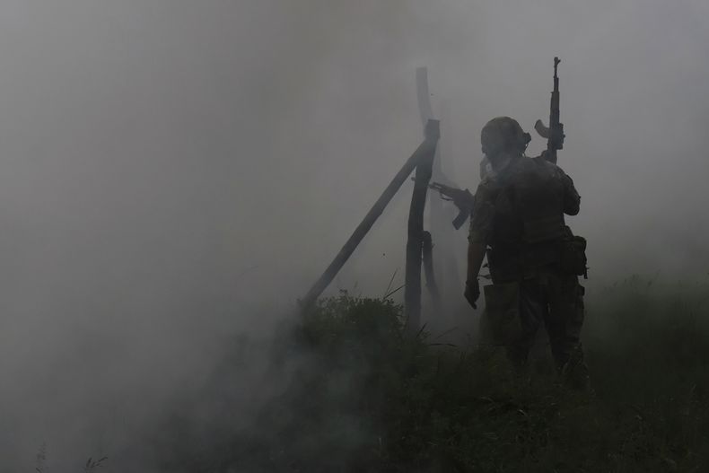 En esta foto proporcionada por el servicio de prensa de la 65ª Brigada Mecanizada de Ucrania, militares ucranianos asisten a un entrenamiento militar en la región de Zaporiyia, Ucrania, el lunes 26 de mayo de 2025. (Andriy Andriyenko/65ª Brigada Mecanizada de Ucrania vía AP)
