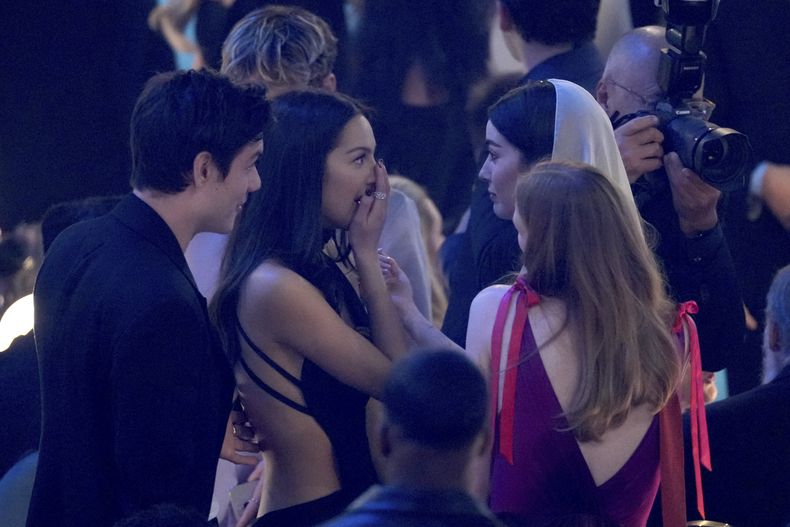Olivia Rodrigo, segunda desde la izquierda, y Gracie Abrams hablan entre la audiencia durante la 67a entrega anual de los Grammy el domingo 2 de febrero de 2025 en Los Ángeles. (Foto AP/Chris Pizzello)