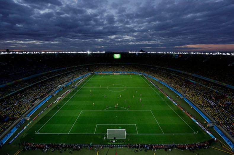ARCHIVO - Vista de la cancha del estadio Mineirao de Belo Horizonte previo a la semifinal entre Brasil y Alemania en la Copa Mundial, el 8 de julio de 2014. (AP Foto/Felipe Dana)