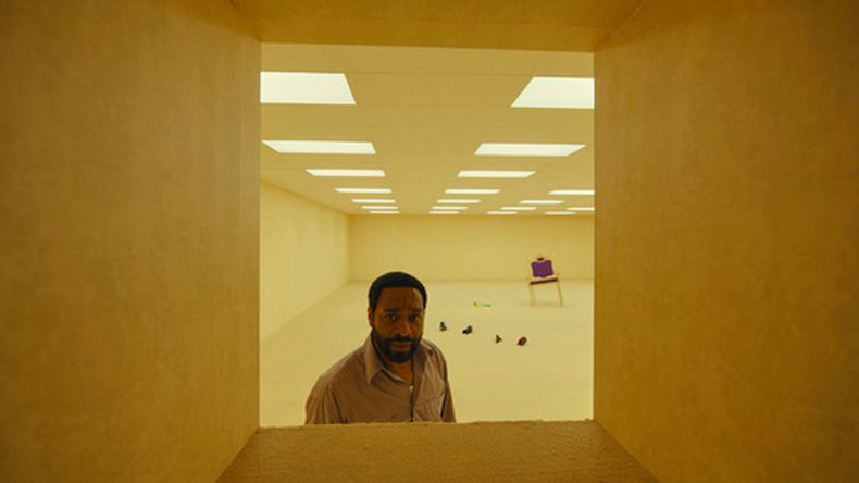 Esta imagen difundida por A24 muestra al actor Chiwetel Ejiofor en una escena de la película Backrooms. (Foto, A24 vía AP)