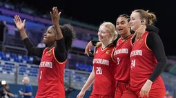 Las alemanas Alexis Peterson (1), Frieda Buhner (20), Satou Sabally (0) y Lina Sontag celebran la victoria ante Japón en el baloncesto femenino de los Juegos Olímpicos de París, el jueves 1 de agosto de 2024, enVilleneuve-dAscq, Francia. (AP Foto/Michael Conroy)